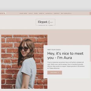 Op de afbeelding: Website-ontwerp met een vrouw met een zonnebril voor een bakstenen muur. De website header toont "Elegant Aura". De tekst "Hey, it's nice to meet you - I'm Aura" is ook zichtbaar.