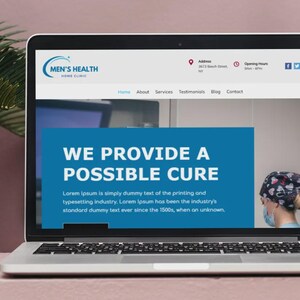 Puede incluir: Un port&aacute;til que muestra el sitio web de Men's Health Home Clinic. La pantalla muestra el texto "WE PROVIDE A POSSIBLE CURE" en una pancarta azul. Se ve a una persona con gorro y mascarilla quir&uacute;rgicos. El port&aacute;til est&aacute; sobre una superficie rosa.