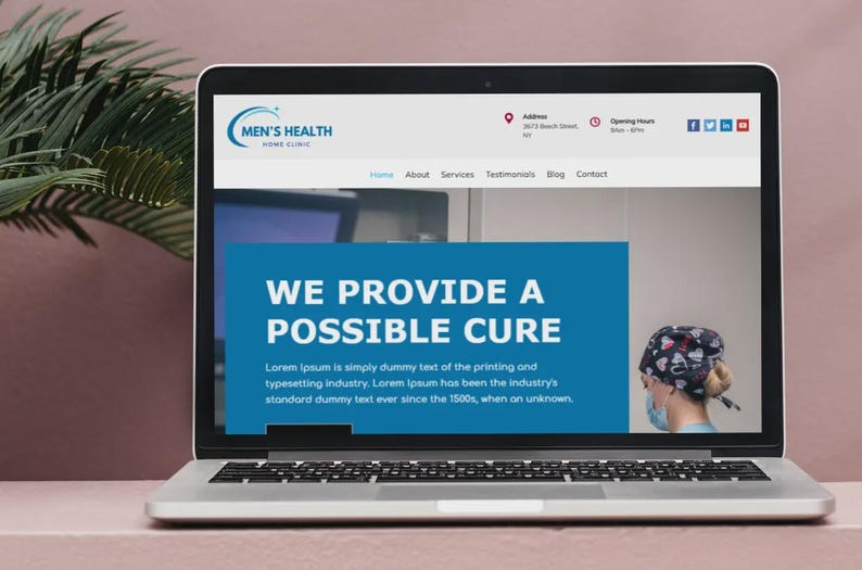 Puede incluir: Un port&aacute;til que muestra el sitio web de Men's Health Home Clinic. La pantalla muestra el texto "WE PROVIDE A POSSIBLE CURE" en una pancarta azul. Se ve a una persona con gorro y mascarilla quir&uacute;rgicos. El port&aacute;til est&aacute; sobre una superficie rosa.