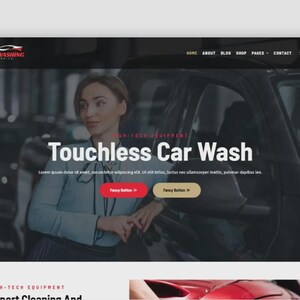 K&ouml;nnte beinhalten: Webdesign f&uuml;r einen Autowaschservice mit einer Frau, die sich an ein Auto lehnt. Die &Uuml;berschrift lautet "Touchless Car Wash" mit roten und beigen Kn&ouml;pfen. Die obere Navigationsleiste enth&auml;lt "Home", "About", "Blog", "Shop", "Pages" und "Contact".