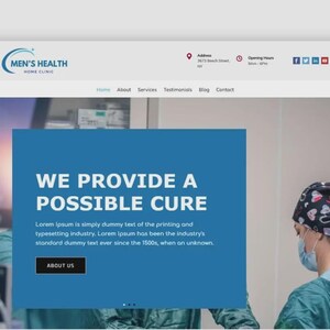 Puede incluir: Captura de pantalla de un sitio web para Men's Health Home Clinic. El sitio presenta una pancarta azul con el texto "WE PROVIDE A POSSIBLE CURE". Una persona con uniforme m&eacute;dico y gorro quir&uacute;rgico es visible en el fondo.