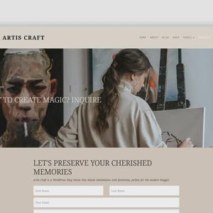 Puede incluir: Maqueta de sitio web con el texto "ARTIS CRAFT" en la parte superior y enlaces de navegaci&oacute;n. La imagen principal muestra a una persona pintando. El texto en la p&aacute;gina dice "READY TO CREATE MAGIC? INQUIRE NOW!" y "LET'S PRESERVE YOUR CHERISHED MEMORIES."
