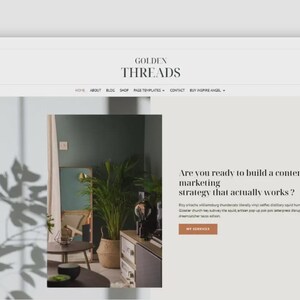 Puede incluir: Maqueta de sitio web con el texto "GOLDEN THREADS" en la parte superior. La p&aacute;gina incluye el texto "Are you ready to build a content marketing strategy that actually works?" y un bot&oacute;n que dice "MY SERVICES". El fondo muestra una habitaci&oacute;n con plantas.