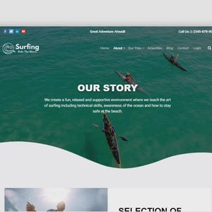 K&ouml;nnte beinhalten: Screenshot einer Website mit Surf-Thema. Das obere Banner enth&auml;lt Social-Media-Symbole und Kontaktdaten. Der Hauptbereich zeigt den Text "OUR STORY" mit einer Beschreibung von Surfstunden und drei Surfern in Kajaks auf dem Wasser.