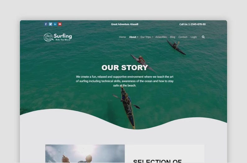 K&ouml;nnte beinhalten: Screenshot einer Website mit Surf-Thema. Das obere Banner enth&auml;lt Social-Media-Symbole und Kontaktdaten. Der Hauptbereich zeigt den Text "OUR STORY" mit einer Beschreibung von Surfstunden und drei Surfern in Kajaks auf dem Wasser.