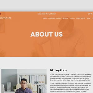 Puede incluir: Una captura de pantalla de un sitio web con un encabezado naranja y un fondo blanco. El encabezado incluye la palabra "chiropractor" e iconos de redes sociales. La secci&oacute;n principal dice "ABOUT US" en letras blancas grandes. Debajo hay una foto de un hombre.