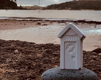Handgemachte Figur aus Ton – „Salcombe Beach Hut Ornament“.
