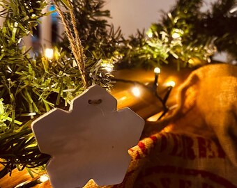 Keramik Schneeflocken Dekorationen - 1er, 3er, 5er oder 10er Set | Optional Personalisierung (8 Zeichen) | Drift & Loop Ornamente für Weihnachten