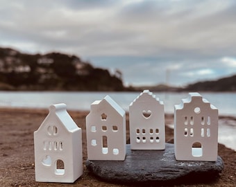 Salcombe Shoreline - Handgemachte Ton Cottage Kollektion • Küstendorf Set • Drift & Loop Devon