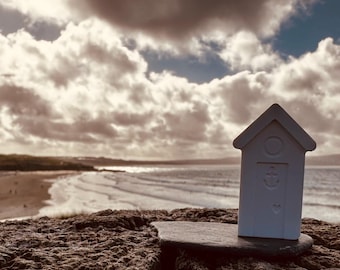 Handgemachtes Strandhaus aus Ton 'Godrevy' - Kleines Küstenhaus • Strandhütte Ornament • Drift & Loop Devon