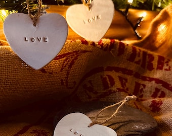 Personalisierte Ton Herz Ornamente - Sets von 1, 3, 5 oder 10 | Benutzerdefinierter Text bis zu 8 Zeichen | Christbaumschmuck | Treib & Loop Devon