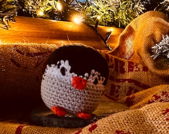 Pippin der Pinguin – Hand gehäkelter Pinguin (70mm) | Weihnachten Amigurumi | Treibholz & Loop Devon | Festliche Regal Deko