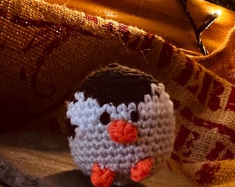 Penny der Pinguin – Kleiner handgehäkelter Pinguin (50 mm) | Weihnachten Amigurumi | Treibholz & Loop Devon | Strumpffüller
