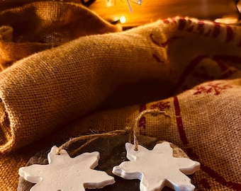 Handgemachte Keramik Schneeflocken Ornamente - Küstenweiß, personalisierte Weihnachtsdekoration