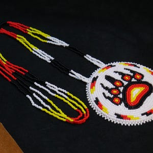Svart björntass handgjort halsband i indiansk stil med pärlmedaljong, pärlhänge