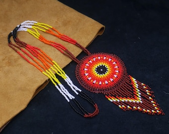Collar con medallón de cuentas de nativos americanos hecho a mano, rojo, azul, blanco y negro, colgante de cuentas