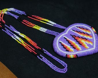 Collar con medallón de cuentas de estilo nativo americano hecho a mano con corazón turquesa y colgante de cuentas