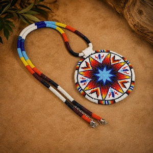 Può includere: Una collana con ciondolo circolare in perline caratterizzata da un motivo a stella multicolore in rosso, arancione, giallo, blu e bianco. Il lungo cordino è realizzato con perline multicolore abbinate in segmenti di bianco, blu, giallo, arancione e rosso scuro.