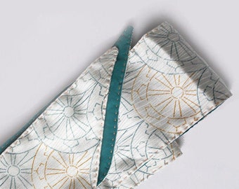 Silk skinny scarf/ white teal womens hand stitched neck tie/ Organic cotton batiste/ recycled vintage Kimono Silk. Écharpe en Soie/Coton Bio