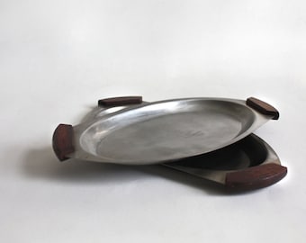 Pair of midcentury metal and teak dishes, asymmetric stainless steel and wood, modern 1960s hors d'oeuvres