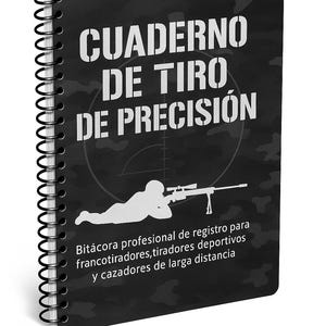 Puede incluir: Un cuaderno de espiral negro con un patrón de camuflaje. La portada presenta texto blanco: "CUADERNO DE TIRO DE PRECISIÓN" y una ilustración de una persona apuntando con un rifle. Hay texto adicional.