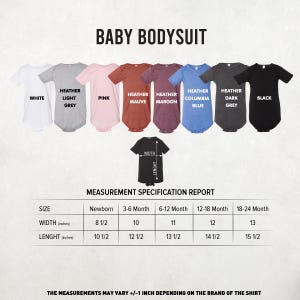 Puede incluir: Varios bodies para beb&eacute;s en blanco, gris, rosa, malva, granate, azul, gris oscuro y negro. La imagen incluye una tabla de medidas con tallas desde reci&eacute;n nacido hasta 18-24 meses, con anchos de 21.6 a 33 cm y largos de 26.7 a 39.4 cm.