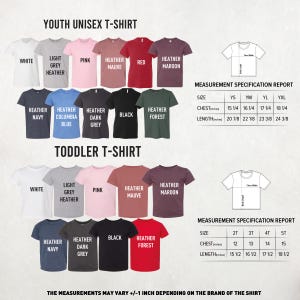Puede incluir: Imagen de camisetas unisex para j&oacute;venes y ni&ntilde;os peque&ntilde;os en varios colores, como blanco, rosa y gris jaspeado. El informe de especificaciones de medidas muestra el pecho y el largo en pulgadas.