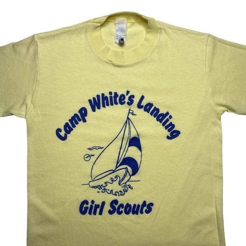 Camiseta vintage de los 80 de Camp White's Landing x Girl Scouts, talla PEQUEÑA. imagen 1