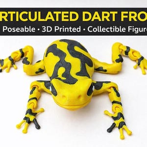 Puede incluir: Una figura coleccionable de rana dardo articulada amarilla y negra. La rana está impresa en 3D y es posable. El texto "ARTICULATED DART FROG" está en la parte superior de la imagen, con las palabras "Poseable", "3D Printed" y "Collectible Figure" debajo.
