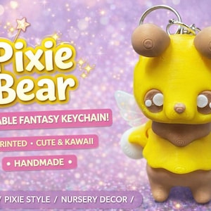 Puede incluir: Un llavero Pixie Bear amarillo y marrón impreso en 3D con ojos grandes, alas y un llavero. El llavero tiene el texto "Pixie Bear" y "Adorable Fantasy Keychain!" sobre un fondo púrpura. Hecho a mano y lindo.