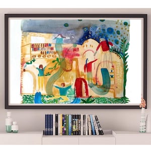 Puede incluir: Una pintura de acuarela enmarcada que representa una escena caprichosa con figuras en un entorno arquitectónico colorido. La obra de arte presenta un marco oscuro, un passe-partout blanco y una vibrante paleta de azules, rojos y amarillos. La pintura se exhibe en un mueble blanco.