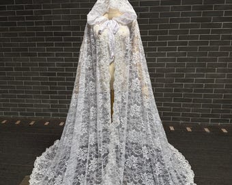 Capa nupcial con capucha de encaje floral, capa larga de boda estilo catedral, capa dramática con cola de encaje, cubierta romántica para la novia