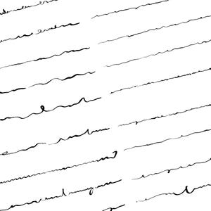 Op de afbeelding: Een witte achtergrond met een patroon van zwarte, handgeschreven lijnen. De lijnen variëren in lengte en kromming, waardoor een textuurrijk, artistiek ontwerp ontstaat. De lijnen zijn gelijkmatig verdeeld en schuin.