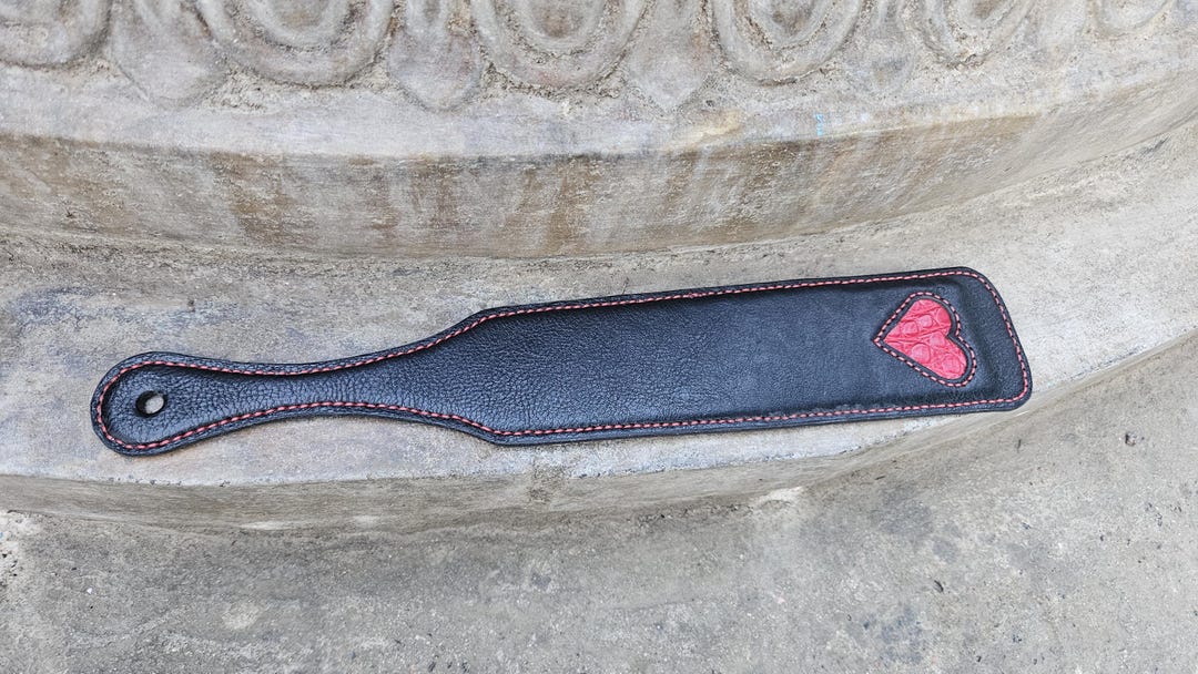 Pagaie D'équitation En Cuir Multicouche – Poignée Bois Antidérapante, Rivets Métalliques, 48x5 Cm