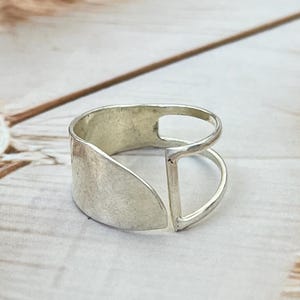 Anel minimalista aberto em prata de lei: aro geométrico feito à mão