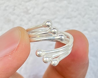 Anillo abierto de plata de ley hecho a mano: joyería artesanal minimalista y ajustable.