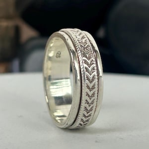 Anillo unisex de Chevron hecho a mano en plata de ley grabada.