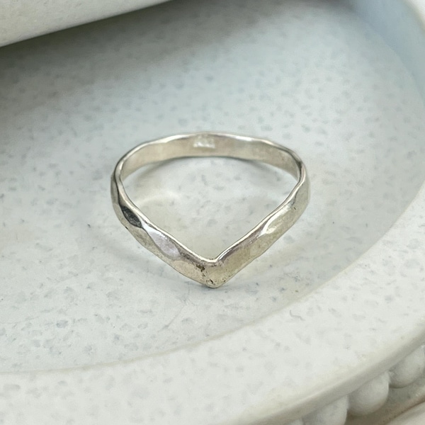 Handgjord hamrad chevronring i sterlingsilver: Geometriskt stapelband