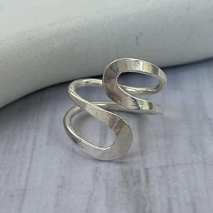 Anello ondulato in argento sterling 925, realizzato a mano: fascia aperta regolabile.