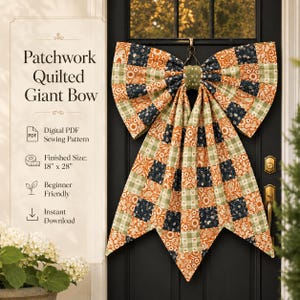 Peut inclure: Un grand nœud matelassé en patchwork aux tons orange, vert et bleu marine est suspendu à une porte noire. Le nœud est fait de carrés de tissu et mesure 45.7 cm x 71.1 cm. Le texte à gauche indique "Patchwork Quilted Giant Bow" et "Digital PDF Sewing Pattern".