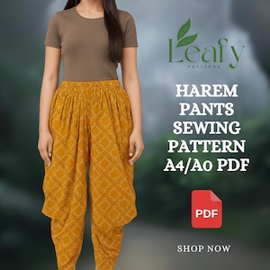 Może przedstawiać: Musztardowe spodnie harem z geometrycznym wzorem. Spodnie są połączone z brązowym t-shirtem. Obraz zawiera również tekst "Leafy Patterns, Harem Pants Sewing Pattern A4/AO PDF". Widoczna jest również czerwona ikona PDF.
