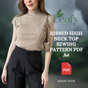 Peut inclure: Une femme porte un haut beige à col montant côtelé et un pantalon noir. L'image contient le texte "Leafy Patterns" et "Ribbed High Neck Top Sewing Pattern PDF A4". Une icône PDF rouge est également visible.