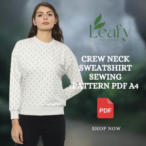 Puede incluir: Una sudadera blanca de cuello redondo con un sutil patrón de diamantes grises. La imagen también presenta el texto "Crew Neck Sweatshirt Sewing Pattern PDF A4" y un botón "Shop Now".