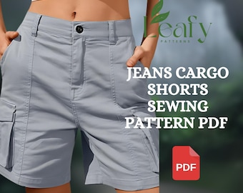 Op de afbeelding: Lichtgrijze cargoshorts met meerdere zakken en een knoopsluiting. De afbeelding bevat de tekst "JEANS CARGO SHORTS SEWING PATTERN PDF" en een PDF-pictogram. De shorts worden door een persoon gedragen.