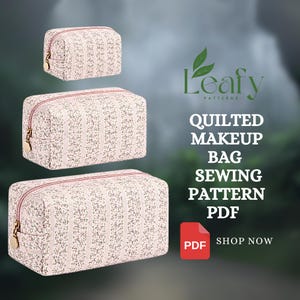 Op de afbeelding: Drie gewatteerde make-up tassen met een bloemenpatroon en gouden ritsen worden getoond. De tassen zijn in verschillende maten, met een lichtroze achtergrond en een verticaal streepontwerp. De tekst "Quilted Makeup Bag Sewing Pattern PDF" is ook aanwezig.