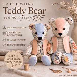 Op de afbeelding: Twee handgemaakte patchwork teddyberen met gestreepte lijven, bloemen- en effen accenten en knoopogen. De beren dragen perzikkleurige vesten. De afbeelding bevat de tekst "Teddy Bear Sewing Pattern PDF" en "Create Your Own Unique Bear."