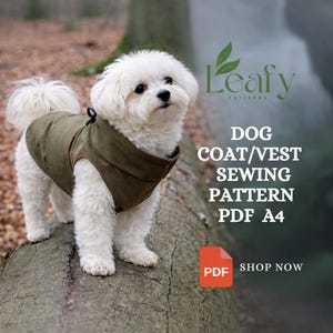 Könnte beinhalten: Ein kleiner weißer Hund trägt einen olivgrünen Hundemantel/Weste und steht auf einem Baumstamm. Das Bild enthält den Text "Leafy Patterns" und "Dog Coat/Vest Sewing Pattern PDF A4". Ein rotes PDF-Symbol ist ebenfalls mit den Worten "Shop Now" vorhanden.