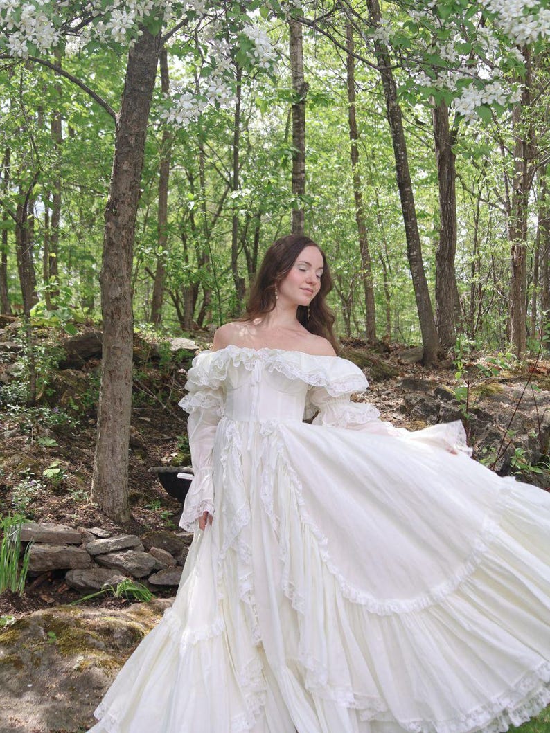 Robe mariée bohème Ellery épaules dénudées volants dentelle