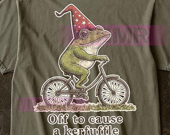 Camiseta "Off To Cause A Kerfuffle", divertida cita de meme de rana en bicicleta, camiseta satírica de rana, camiseta humorística de animales