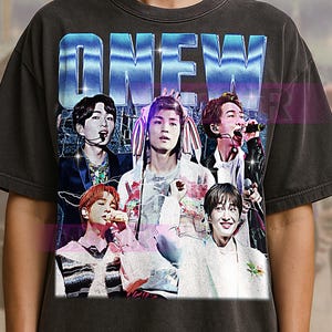 Puede incluir: Camiseta gris oscuro con un gráfico de cinco personas y la palabra "ONEW" en azul. La imagen tiene un aspecto vintage y desgastado. Las personas visten diferentes atuendos y parecen estar actuando.